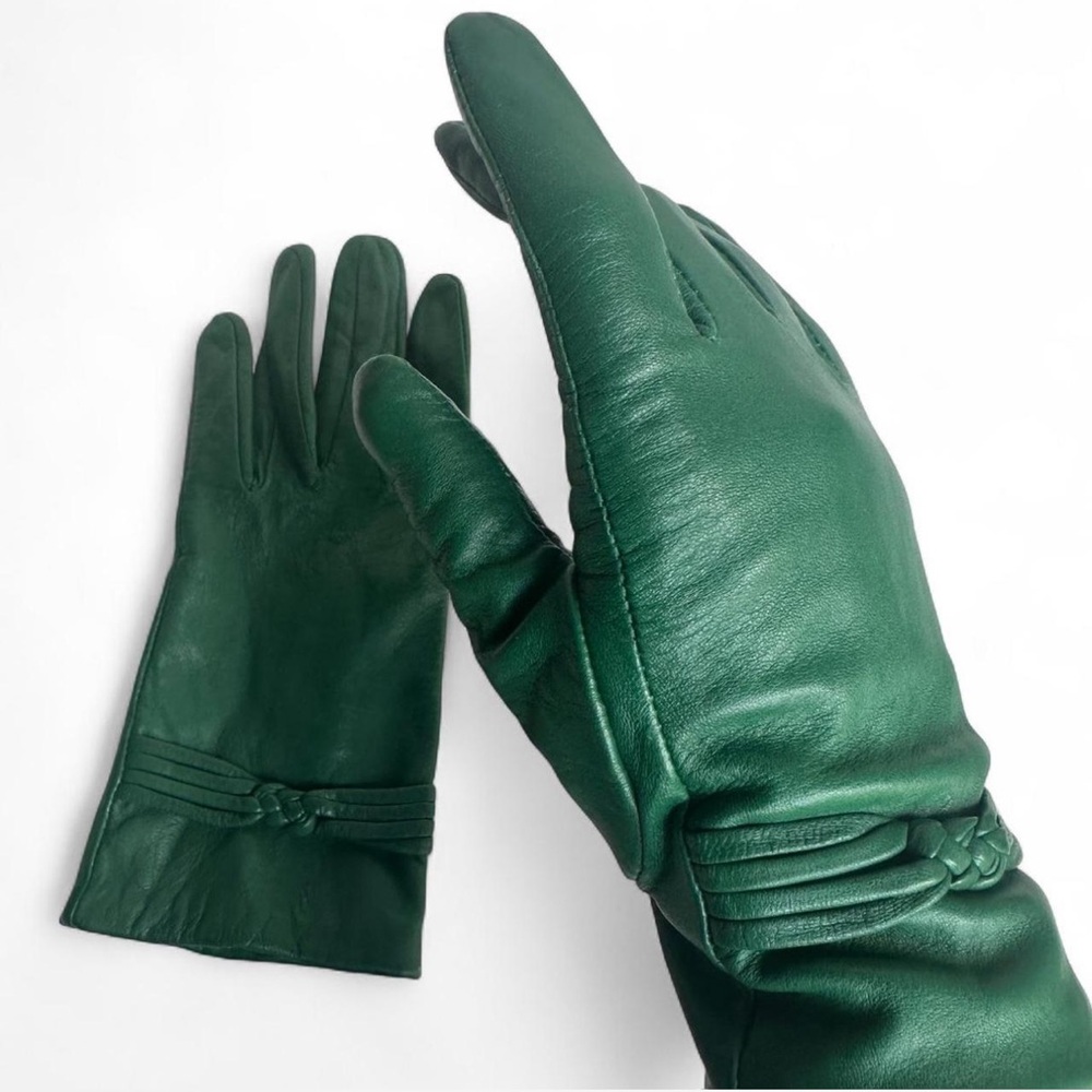 Altare women’s green soft leather gloves with a subtle braid detail. Size small.